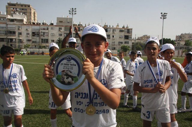  بالفيديو: توزيع الميداليات على لاعبي أولاد مكابي يافا بعد فوزهم ببطولة الكأس